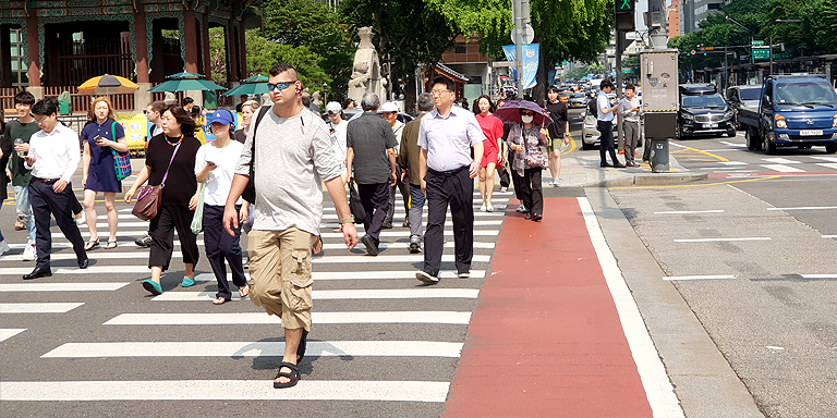 The restoration of pedestrian crosswalks at Gwanghwamun intersection, the representative street of Seoul, through the efforts of citizens ushered in a new phase in the growth of pedestrian rights. Photo credit: Lim Sam-Jin.