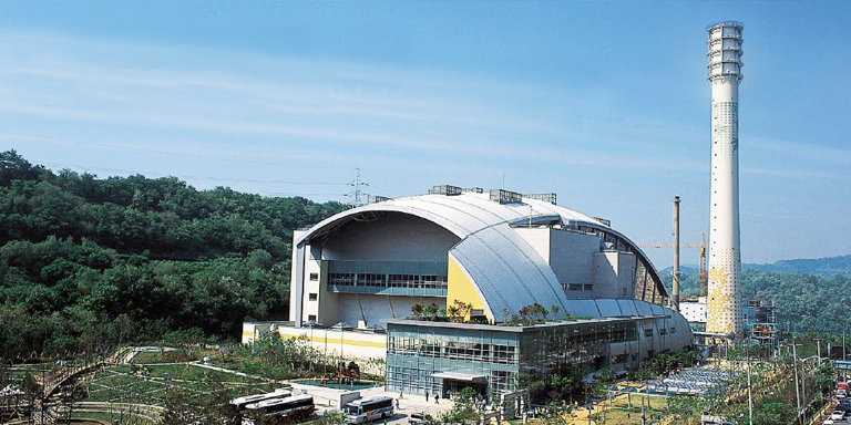The facility is one of Seoul’s four Resource Recovery Centers, where energy can be generated through waste incineration.  Photo credit: Seoul Urban Solutions Agency.