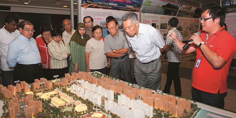 Singapore Prime Minister Lee Hsien Loong and community leaders at the Draft Master Plan 2013 exhibition. Photo credit: Urban Redevelopment Authority.