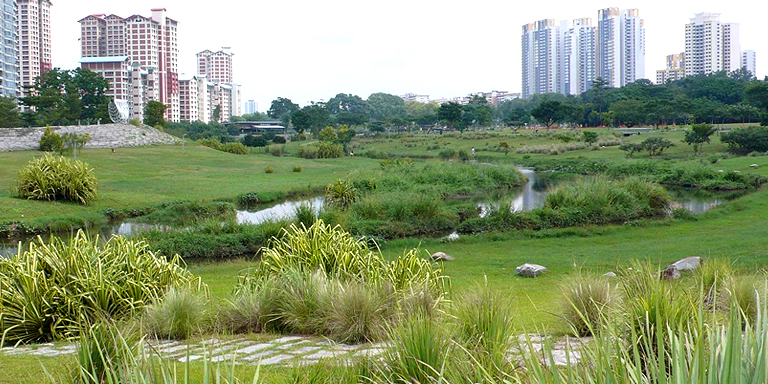 As an ecosystem-based adaptation measure, an old concrete canal is transformed into a natural three-kilometer river, which now merges seamlessly with the park’s greenery. Photo credit: Deltares.