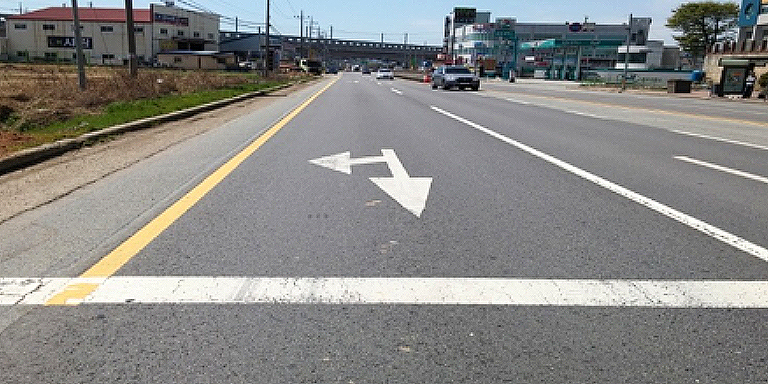 Paved with fiber-reinforced asphalt mixture, the Republic of Korea’s Highway 38 is in satisfactory state after 4.5 years of operation. Photo credit: KICT. 