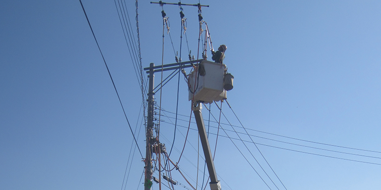 Electricity of Viet Nam has started conducting live-line or live wire maintenance to improve its operational efficiency. However, the tools and equipment it was using were not suitable to local conditions. Photo credit: Sumitomo Corporation.