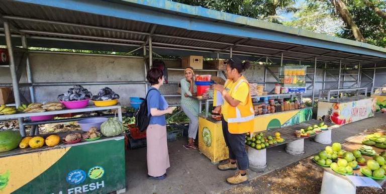 Women street vendors have seen an increase in sales following the road improvement project. Photo credit: Zafiya Shamim, Fiji Roads Authority.