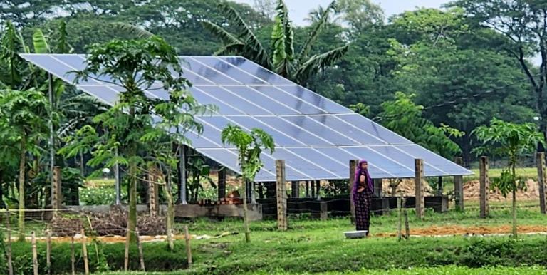 Solar photovoltaic-powered irrigation systems in Mymensingh, Bangladesh provide clean energy for irrigation while supplying surplus electricity to the local grid during the lean season. Photo credit: ADB.