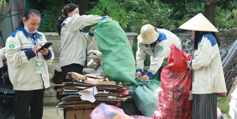 Digital solutions have the potential to better integrate women and informal workers into the plastics value chain, which can greatly improve waste management. Photo credit: mGreen.