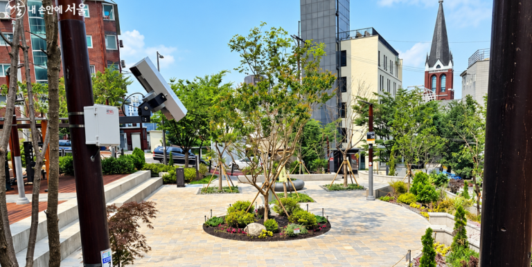 A Rainwater Village public space in Seoul, where permeable paving and planted areas help manage rainwater while adding greenery to the neighborhood. Photo credit: Seoul Metropolitan Government.