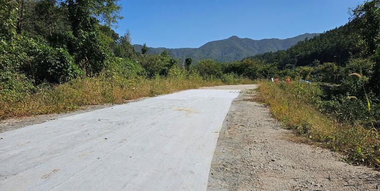 After the rapid hardening concrete composite mat is installed, the road can be opened to traffic within 4 to 6 hours. Photo credit: KICT. 