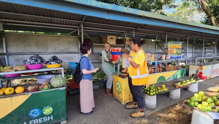 Women street vendors have seen an increase in sales following the road improvement project. Photo credit: Zafiya Shamim, Fiji Roads Authority.