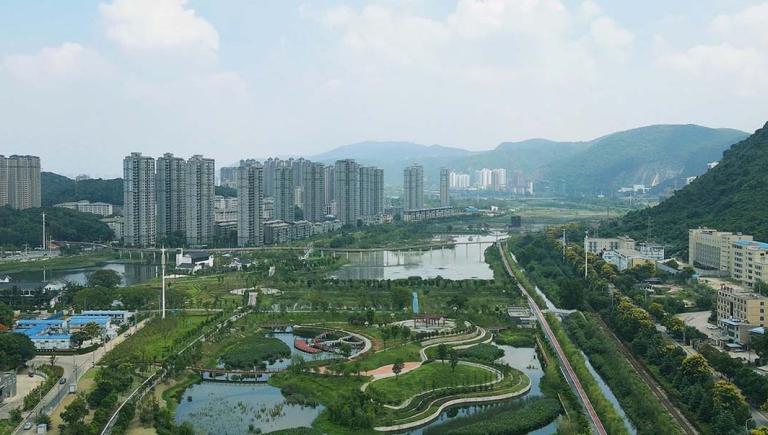 Urban improvements in Huangshi attracted new real estate projects along the rehabilitated Cihu lake. Photo credit: Yongqin Xiong, Huangshi PMO.