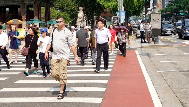 The restoration of pedestrian crosswalks at Gwanghwamun intersection, the representative street of Seoul, through the efforts of citizens ushered in a new phase in the growth of pedestrian rights. Photo credit: Lim Sam-Jin.