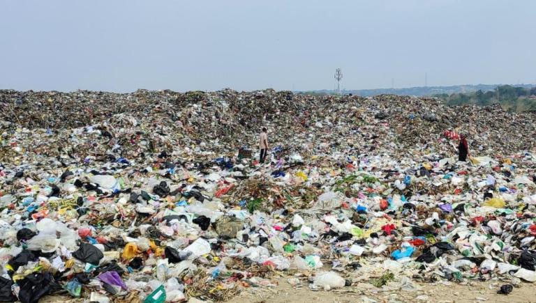 Waste pickers in Kopi Luhur landfill in West Java, Indonesia. Photo credit: Christopher Davies.