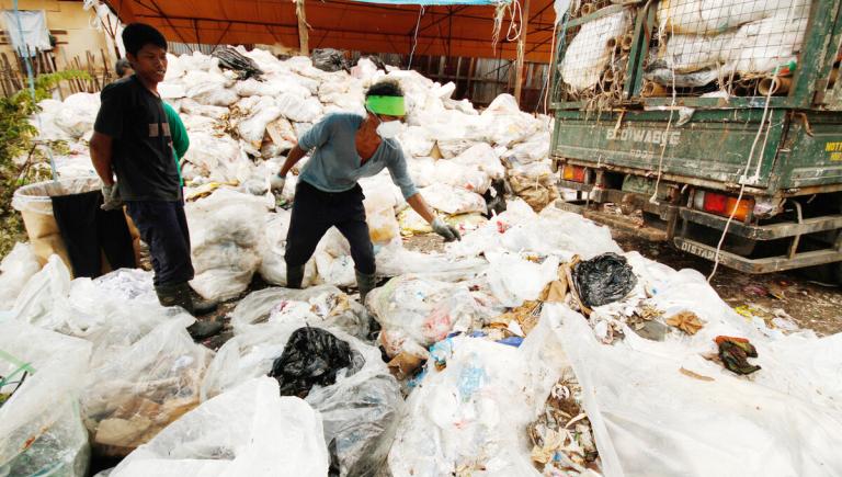 Informal waste workers sort materials like plastic that can be resold or recycled. The Philippines’ EPR law requires producers to manage plastic packaging waste to reduce pollution. Photo credit: ADB.