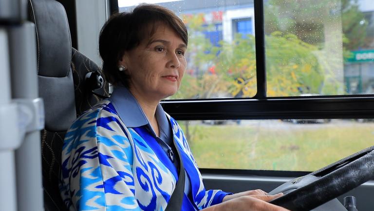 Eco-friendly buses driven by women highlights inclusive hiring and sustainable and cleaner transport solutions. Photo credit: Toshshahartransxizmat.