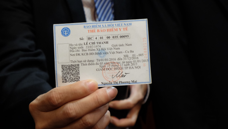 In Viet Nam, smart cards help people, including the poor, connect to government services. Photo by Edsel Roman.