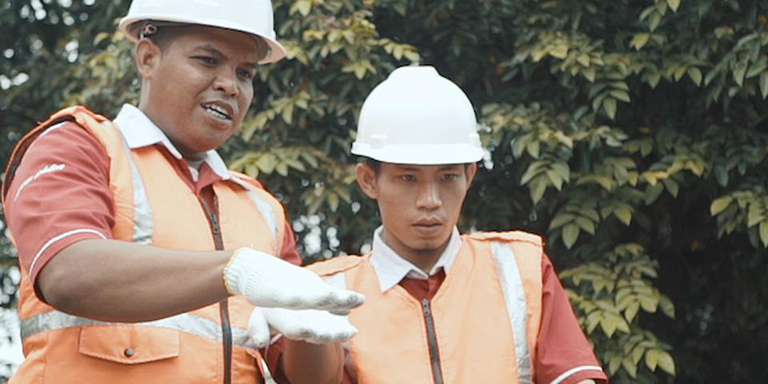 Engineers learn how to install solar panels at PEKA SINERGI in Indonesia. Photo credit: PEKA SINERGI